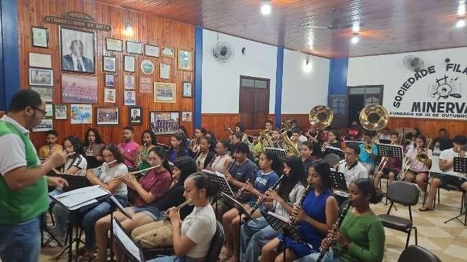 Ensaio geral com regência do Maestro na sede da Minerva