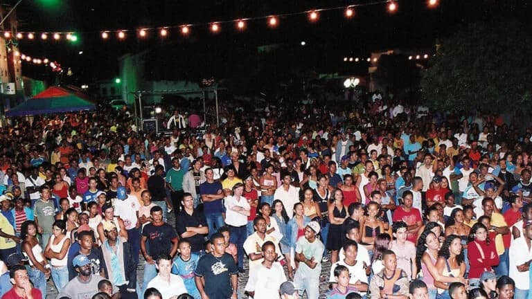 Apresentação musical no palco do FEMUP no Teatro Odilon Costa
